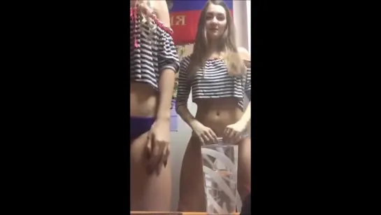 Школьницы светят сиськами и жопами в перископ nude teen boobs and ass schoolgirls